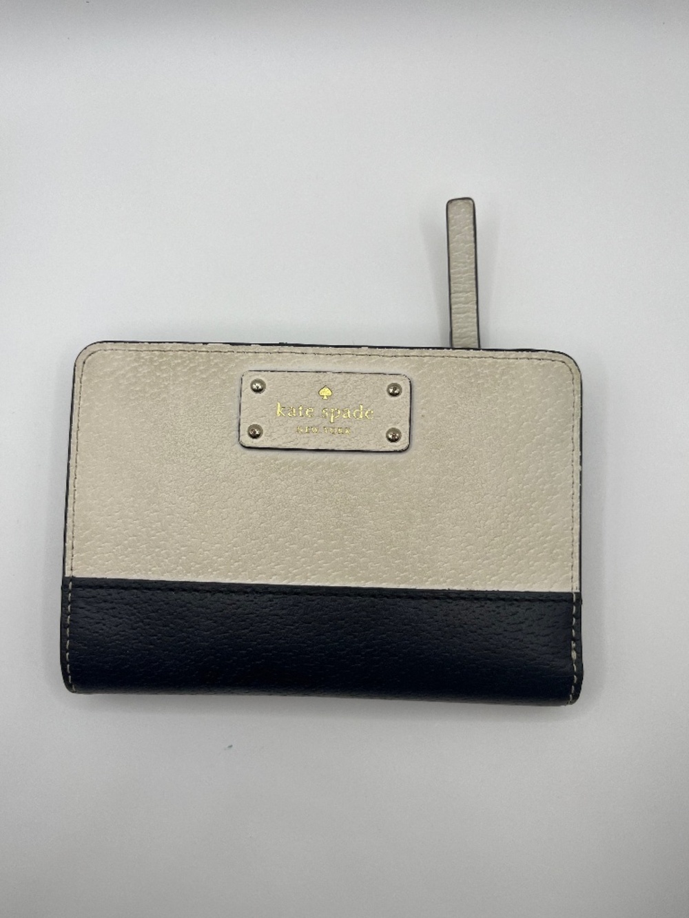 Kate Spade Medium Bifold Wallet – Stylish, Compact & Functional